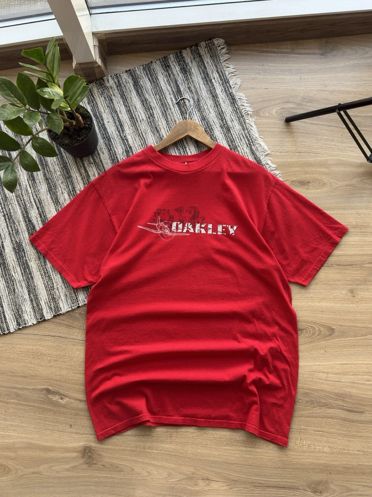 VINTAGE OAKLEY CENTER LOGO RED T SHIRT SIZE XL MEN Unisex