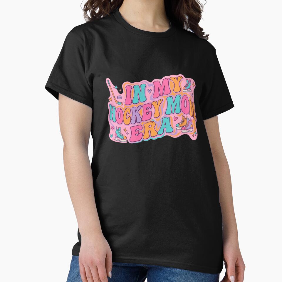 In My Hockey Mom Era - Retro Groovy Wavy Text Sports Mom by MotivaChic